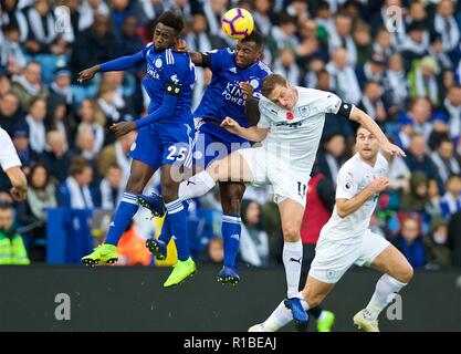 Leicester. 11 Nov, 2018. Von Leicester City Wilfred Ndidi (L) und Wes Morgan (C) der Herausforderung Burnley Chris Holz für eine Kopfzeile in der englischen Premier League Match zwischen Leicester City FC und Burnley FC für die King Power Stadion in Leicester, Großbritannien am 10. November 2018. Das Spiel endete 0:0. Quelle: Xinhua/Alamy leben Nachrichten Stockfoto