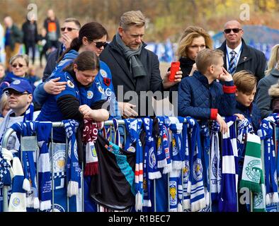 Leicester. 11 Nov, 2018. Befürworter sehen die Tribute für Leicester City Vorsitzender Vichai Srivaddhanaprabha, der bei einem Hubschrauberabsturz außerhalb der King Power Stadion enthalten Links, vor der Englischen Premier League Match zwischen Leicester City FC und Burnley FC für die King Power Stadion in Leicester, Großbritannien am 10. November 2018. Das Spiel endete 0:0. Quelle: Xinhua/Alamy leben Nachrichten Stockfoto