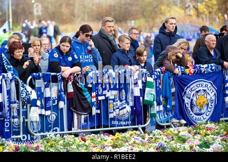 Leicester. 11 Nov, 2018. Befürworter sehen die Tribute für Leicester City Vorsitzender Vichai Srivaddhanaprabha, der bei einem Hubschrauberabsturz außerhalb der King Power Stadion enthalten Links, vor der Englischen Premier League Match zwischen Leicester City FC und Burnley FC für die King Power Stadion in Leicester, Großbritannien am 10. November 2018. Das Spiel endete 0:0. Quelle: Xinhua/Alamy leben Nachrichten Stockfoto