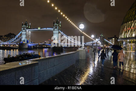 London, Großbritannien. 10 Nov, 2018. Ein nasser Abend mit London Tower Bridge im Hintergrund. Credit: Paul Robinson/Alamy leben Nachrichten Stockfoto