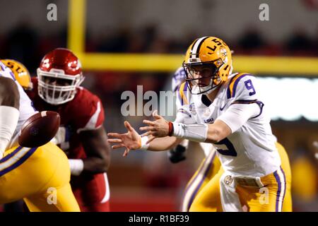 Fayetteville, Arkansas, USA. 10 Nov, 2018. 10.November 2018: LSU QB Joe Burrow #9 Umdrehungen und Pitch die Kugel auf seinem Rücken läuft. LSU besiegt Arkansas 24-17 bei Donald W. Reynolds Stadion in Fayetteville, AR, Richey Miller/CSM Credit: Cal Sport Media/Alamy leben Nachrichten Stockfoto