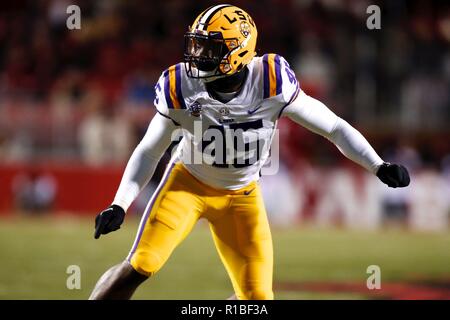 Fayetteville, Arkansas, USA. 10 Nov, 2018. 10.November 2018: Michael Göttlichkeit #45 LSU außerhalb linebacker Tropfen zu den Wohnungen. LSU besiegt Arkansas 24-17 bei Donald W. Reynolds Stadion in Fayetteville, AR, Richey Miller/CSM Credit: Cal Sport Media/Alamy leben Nachrichten Stockfoto