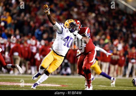 Fayetteville, Arkansas, USA. 10 Nov, 2018. 10.November 2018: Devin Weiß #40 LSU linebacker kommt um den Rand. LSU besiegt Arkansas 24-17 bei Donald W. Reynolds Stadion in Fayetteville, AR, Richey Miller/CSM Credit: Cal Sport Media/Alamy leben Nachrichten Stockfoto