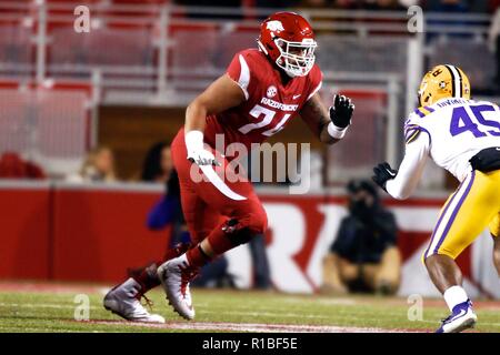 Fayetteville, Arkansas, USA. 10 Nov, 2018. 10.November 2018: Colton Jackson #74 Arkansas linken Gerät kommt aus der Leitung. LSU besiegt Arkansas 24-17 bei Donald W. Reynolds Stadion in Fayetteville, AR, Richey Miller/CSM Credit: Cal Sport Media/Alamy leben Nachrichten Stockfoto