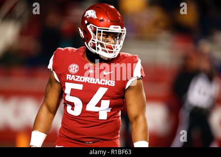 Fayetteville, Arkansas, USA. 10 Nov, 2018. 10.November 2018: Terrell Collins #54 Arkansas linebacker schaut in die Offensive backfield. LSU besiegt Arkansas 24-17 bei Donald W. Reynolds Stadion in Fayetteville, AR, Richey Miller/CSM Credit: Cal Sport Media/Alamy leben Nachrichten Stockfoto