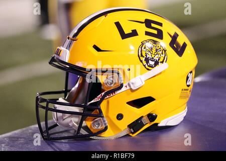 Fayetteville, Arkansas, USA. 10 Nov, 2018. November 10, 2018: EIN LSU Helm Rest entlang der Seitenlinie. LSU besiegt Arkansas 24-17 bei Donald W. Reynolds Stadion in Fayetteville, AR, Richey Miller/CSM Credit: Cal Sport Media/Alamy leben Nachrichten Stockfoto