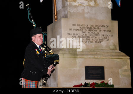 Southend Kenotaph, Clifftown Parade, Southend On Sea, Essex, Großbritannien. 11. November 2018. Pipers durchgeführt, um die schottischen beklagen die Schlacht O'er' an der Southend Ehrenmal um 06:00 als Teil der internationalen Gedenkfeier namens Battle ist über das Ende des großen Krieges zu markieren und die Waffen verstummen. Es ist der Auftakt zu zahlreichen Veranstaltungen am Armistice Day. Piper Iain Allen von The Westcliff Rohrleitungen Gesellschaft. Erinnerung Sonntag. Jahrestag des Endes des Zweiten Weltkriegs, der Große Krieg, der Erste Weltkrieg Stockfoto