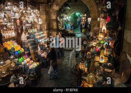 Peking, Ägypten. 9 Nov, 2018. Touristen wählen Sie im arabischen Stil Kronleuchter an der berühmten souk Khan el-Khalili zu kaufen Lokales Kunsthandwerk und Souvenirs in Kairo, Ägypten, am 9. November 2018. Credit: Meng Tao/Xinhua/Alamy leben Nachrichten Stockfoto