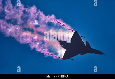 Peking, Guangdong Provinz Chinas. 6 Nov, 2018. Eine J-10 B Fighter jet führt eine aerobatic Display während der 12. internationalen Luft- und Raumfahrt China Ausstellung (Airshow China) in Zhuhai, des südchinesischen Provinz Guangdong, an November 6, 2018. Credit: Yang Guang/Xinhua/Alamy leben Nachrichten Stockfoto