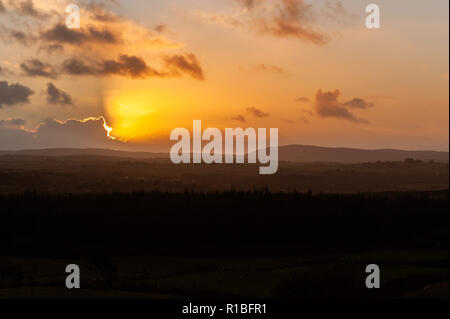 Ballydehob, West Cork, Irland. 11 Nov, 2018. Die Sonne geht auf das 100-jährige Jubiläum des Ende des Ersten Weltkriegs. Heute wird in vielen Bereichen mit Höhen von 8 bis 12° Celsius. Credit: Andy Gibson/Alamy Leben Nachrichten. Stockfoto