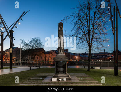 Cork, Cork City, Irland. 11. November. 2018. Dawn breaks Am Armistice centennial Tag am Kriegerdenkmal mit einer Schnitzerei eines Munster Füsilier Soldat auf der South Mall, Cork, Irland. Stockfoto