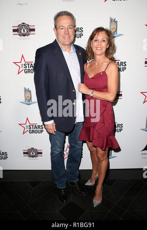 Hollywood, Ca. 10 Nov, 2018. LAPD-Chef Michel Moore, Cindy Moore, an Helden für Helden: Polizei von Los Angeles Memorial Foundation Celebrity Poker Turnier bei Avalon Hollywood, Kalifornien am 10. November 2018. Credit: Faye Sadou/Medien Punch/Alamy leben Nachrichten Stockfoto