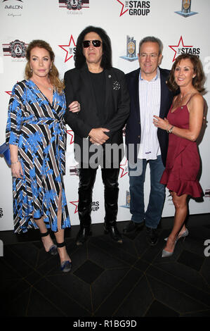 Hollywood, Ca. 10 Nov, 2018. Shannon Tweed, Gene Simmons, LAPD-Chef Michel Moore, Cindy Moore, an Helden für Helden: Polizei von Los Angeles Memorial Foundation Celebrity Poker Turnier bei Avalon Hollywood, Kalifornien am 10. November 2018. Credit: Faye Sadou/Medien Punch/Alamy leben Nachrichten Stockfoto