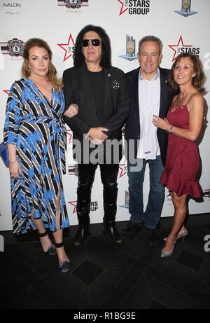 Hollywood, Ca. 10 Nov, 2018. Shannon Tweed, Gene Simmons, LAPD-Chef Michel Moore, Cindy Moore, an Helden für Helden: Polizei von Los Angeles Memorial Foundation Celebrity Poker Turnier bei Avalon Hollywood, Kalifornien am 10. November 2018. Credit: Faye Sadou/Medien Punch/Alamy leben Nachrichten Stockfoto