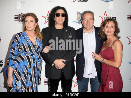 Hollywood, Ca. 10 Nov, 2018. Shannon Tweed, Gene Simmons, LAPD-Chef Michel Moore, Cindy Moore, an Helden für Helden: Polizei von Los Angeles Memorial Foundation Celebrity Poker Turnier bei Avalon Hollywood, Kalifornien am 10. November 2018. Credit: Faye Sadou/Medien Punch/Alamy leben Nachrichten Stockfoto