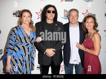 Hollywood, Ca. 10 Nov, 2018. Shannon Tweed, Gene Simmons, LAPD-Chef Michel Moore, Cindy Moore, an Helden für Helden: Polizei von Los Angeles Memorial Foundation Celebrity Poker Turnier bei Avalon Hollywood, Kalifornien am 10. November 2018. Credit: Faye Sadou/Medien Punch/Alamy leben Nachrichten Stockfoto