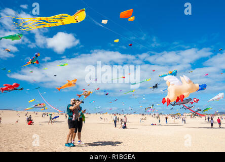 Fuerteventura, Kanarische Inseln, Spanien. 10 Nov, 2018. Hunderte von Drachen fliegen auf El Burro Strand Dünen in der Nähe von Corralejo an der International Kite Festival 2018 auf Fuerteventura auf den Kanarischen Inseln. Credit: ALAN DAWSON/Alamy leben Nachrichten Stockfoto