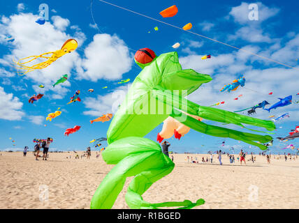 Fuerteventura, Kanarische Inseln, Spanien. 10 Nov, 2018. Hunderte von Drachen fliegen auf El Burro Strand Dünen in der Nähe von Corralejo an der International Kite Festival 2018 auf Fuerteventura auf den Kanarischen Inseln. Credit: ALAN DAWSON/Alamy leben Nachrichten Stockfoto