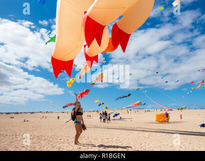 Fuerteventura, Kanarische Inseln, Spanien. 10 Nov, 2018. Hunderte von Drachen fliegen auf El Burro Strand Dünen in der Nähe von Corralejo an der International Kite Festival 2018 auf Fuerteventura auf den Kanarischen Inseln. Credit: ALAN DAWSON/Alamy leben Nachrichten Stockfoto