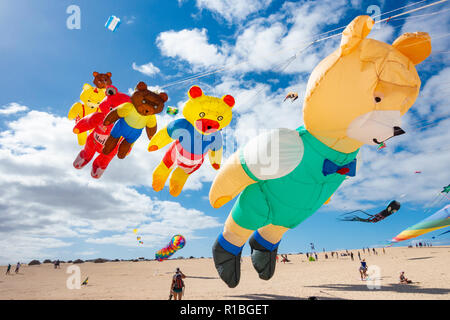 Fuerteventura, Kanarische Inseln, Spanien. 10 Nov, 2018. Hunderte von Drachen fliegen auf El Burro Strand Dünen in der Nähe von Corralejo an der International Kite Festival 2018 auf Fuerteventura auf den Kanarischen Inseln. Credit: ALAN DAWSON/Alamy leben Nachrichten Stockfoto