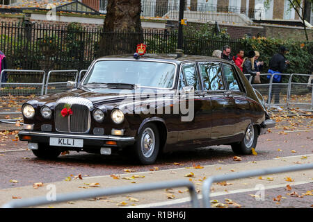 London, Großbritannien. 11 Nov, 2018. Mitglieder der Königlichen Familie reisen vom Buckingham Palace, das Ehrenmal auf Whitehall für die Trauerfeier. Credit: Dinendra Haria/Alamy leben Nachrichten Stockfoto