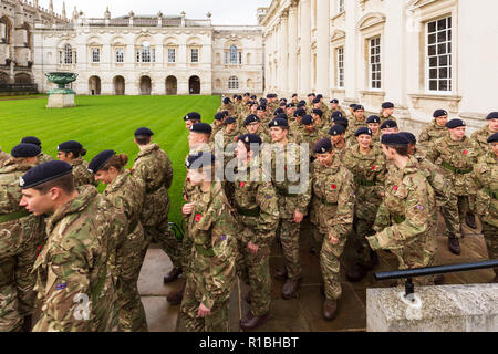 Cambridge, Großbritannien. 11. November 2018. Erinnerung Sonntag Veranstaltungen im Cambridge Kennzeichnung der Hundertjahrfeier der zum Ende des Ersten Weltkrieges. Cambridge University Officers' Training Corps außerhalb der Universität Cambridge Senat Haus und die alten Schulen. CamNews/Alamy leben Nachrichten Stockfoto