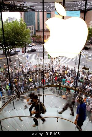 (181111) - Peking, November 11, 2018 (Xinhua) - Menschen in einem Apple Store in Shanghai, China, Sept. 25, 2010. (Xinhua / Lüfter Jun) (zwx) Stockfoto