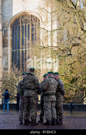 Cambridge, Großbritannien. 11. November 2018. Erinnerung Sonntag Veranstaltungen im Cambridge Kennzeichnung der Hundertjahrfeier der zum Ende des Ersten Weltkrieges. Cambridge University Officers' Training Corps außerhalb des King's College Kapelle warten. CamNews/Alamy leben Nachrichten Stockfoto