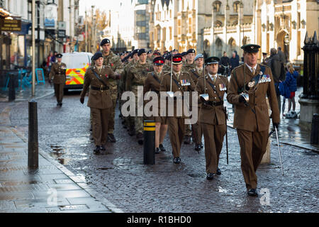 Cambridge, Großbritannien. 11. November 2018. Erinnerung Sonntag Veranstaltungen im Cambridge Kennzeichnung der Hundertjahrfeier der zum Ende des Ersten Weltkrieges. Cambridge University Officers' Training Corps zu Fuß in Richtung Senat Haus. CamNews/Alamy leben Nachrichten Stockfoto