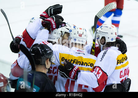 Krefeld, Deutschland. 11 Nov, 2018. Eishockey: Deutschland Cup, Schweiz - Russland, 3.Spieltag. Schweizer Spieler sind glücklich nach dem 2:1. Credit: Marcel Kusch/dpa/Alamy leben Nachrichten Stockfoto