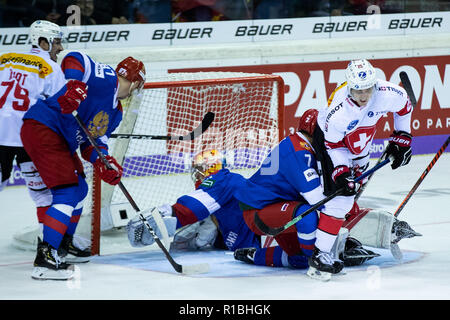 Krefeld, Deutschland. 11 Nov, 2018. Eishockey: Deutschland Cup, Schweiz - Russland, 3.Spieltag. Schweizer Roger Karrer (r) nach seinem Tor zum 2:1. Credit: Marcel Kusch/dpa/Alamy leben Nachrichten Stockfoto