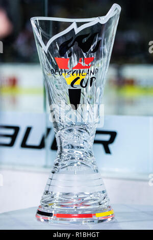 Krefeld, Deutschland. 11 Nov, 2018. Eishockey: Deutschland Cup, Schweiz - Russland, 3.Spieltag. Die Schale des Deutschland Cup ist vor dem Feld spielt. Credit: Marcel Kusch/dpa/Alamy leben Nachrichten Stockfoto