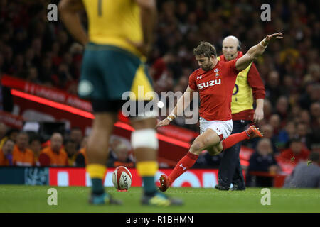 Cardiff, Großbritannien. 10 Nov, 2018. Leigh Halfpenny von Wales tritt eine Strafe. Wales v Australien, unter Rüstung Serie Herbst internationale Rugby Spiel im Fürstentum Stadium in Cardiff, Wales, Großbritannien am Samstag, den 10. November 2018. pic von Andrew Obstgarten/Alamy Leben Nachrichten BITTE BEACHTEN SIE FÜR REDAKTIONELLE VERWENDEN SIE NUR BILD VERFÜGBAR. Stockfoto