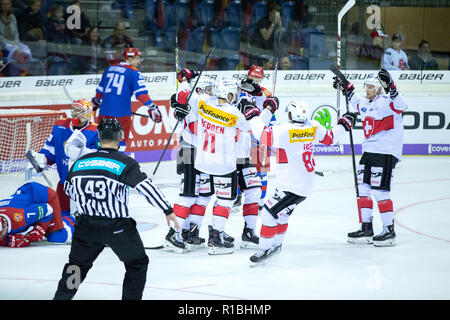 Krefeld, Deutschland. 11 Nov, 2018. Eishockey: Deutschland Cup, Schweiz - Russland, 3.Spieltag. Schweizer Spieler sind glücklich nach dem 2:1. Credit: Marcel Kusch/dpa/Alamy leben Nachrichten Stockfoto