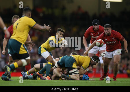 Cardiff, Großbritannien. 10 Nov, 2018. Wird Genia von Australien © in Aktion. Wales v Australien, unter Rüstung Serie Herbst internationale Rugby Spiel im Fürstentum Stadium in Cardiff, Wales, Großbritannien am Samstag, den 10. November 2018. pic von Andrew Obstgarten/Alamy Leben Nachrichten BITTE BEACHTEN SIE FÜR REDAKTIONELLE VERWENDEN SIE NUR BILD VERFÜGBAR. Stockfoto
