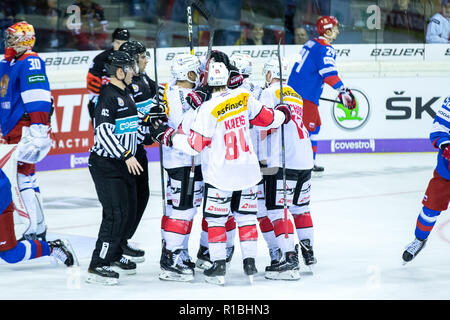 Krefeld, Deutschland. 11 Nov, 2018. Eishockey: Deutschland Cup, Schweiz - Russland, 3.Spieltag. Schweizer Spieler sind glücklich nach dem 2:1. Credit: Marcel Kusch/dpa/Alamy leben Nachrichten Stockfoto