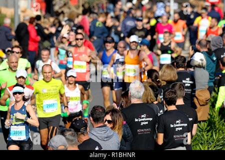 Athen, Griechenland. 11 Nov, 2018. Die Teilnehmer laufen hinter einem verbrannten Fläche von Mati Dorf, wo 99 Menschen bei einem Waldbrand im letzten Sommer gestorben, während der Athen Marathon 2018. (Bild: © aristidis VafeiadakisZUMA Draht) Stockfoto