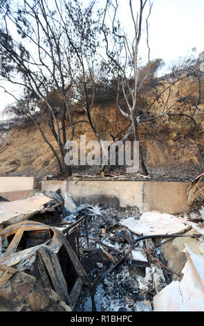 Malibu. 10 Nov, 2018. Foto an November 10, 2018 zeigt, bleibt der Bau durch Feuer in Malibu, Kalifornien, in den Vereinigten Staaten vernichtet. Credit: Li Ying/Xinhua/Alamy leben Nachrichten Stockfoto