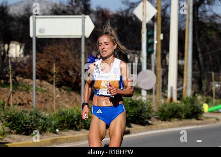 Athen, Griechenland. 11 Nov, 2018. Die Teilnehmer laufen hinter einem verbrannten Fläche von Mati Dorf, wo 99 Menschen bei einem Waldbrand im letzten Sommer gestorben, während der Athen Marathon 2018. (Bild: © aristidis VafeiadakisZUMA Draht) Stockfoto