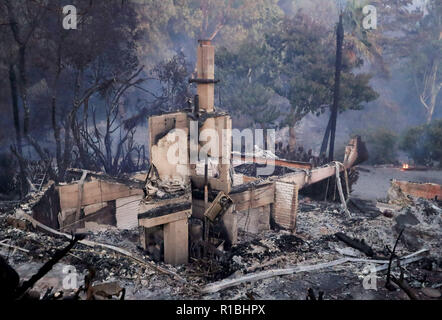 Malibu. 10 Nov, 2018. Foto an November 10, 2018 zeigt, bleibt der Bau durch Feuer in Malibu, Kalifornien, in den Vereinigten Staaten vernichtet. Credit: Li Ying/Xinhua/Alamy leben Nachrichten Stockfoto