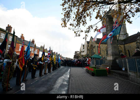 Bridport, Dorset, Großbritannien. 11. November 2018. Erinnerung Sonntag Service am Kriegerdenkmal vor der Kirche St. Mary in South Street in Bridport. Die 2018 Tag der Erinnerung fällt auf das 100-jährige Jubiläum des Waffenstillstandes Tag, der das Ende des ersten Weltkriegs markiert. Foto: Graham Jagd-/Alamy leben Nachrichten Stockfoto