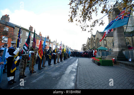 Bridport, Dorset, Großbritannien. 11. November 2018. Erinnerung Sonntag Service am Kriegerdenkmal vor der Kirche St. Mary in South Street in Bridport. Die 2018 Tag der Erinnerung fällt auf das 100-jährige Jubiläum des Waffenstillstandes Tag, der das Ende des ersten Weltkriegs markiert. Foto: Graham Jagd-/Alamy leben Nachrichten Stockfoto