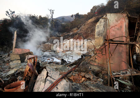 Malibu. 10 Nov, 2018. Foto an November 10, 2018 zeigt, bleibt der Bau durch Feuer in Malibu, Kalifornien, in den Vereinigten Staaten vernichtet. Credit: Li Ying/Xinhua/Alamy leben Nachrichten Stockfoto