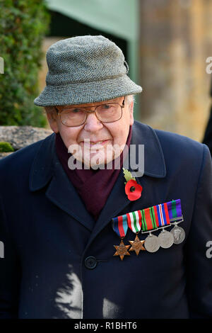 Bridport, Dorset, Großbritannien. 11. November 2018. Ein Veteran in der Erinnerung Sonntag Service am Kriegerdenkmal vor der Kirche St. Mary in South Street in Bridport. Die 2018 Tag der Erinnerung fällt auf das 100-jährige Jubiläum des Waffenstillstandes Tag, der das Ende des ersten Weltkriegs markiert. Foto: Graham Jagd-/Alamy leben Nachrichten Stockfoto