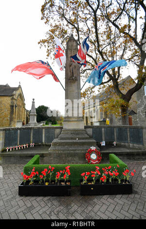 Bridport, Dorset, Großbritannien. 11. November 2018. Erinnerung Sonntag Service am Kriegerdenkmal vor der Kirche St. Mary in South Street in Bridport. Die 2018 Tag der Erinnerung fällt auf das 100-jährige Jubiläum des Waffenstillstandes Tag, der das Ende des ersten Weltkriegs markiert. Foto: Graham Jagd-/Alamy leben Nachrichten Stockfoto