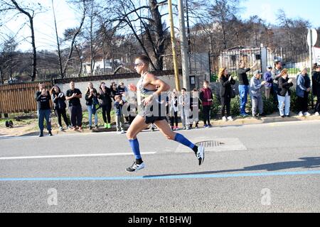 Athen, Griechenland. 11 Nov, 2018. Die Teilnehmer laufen hinter einem verbrannten Fläche von Mati Dorf, wo 99 Menschen bei einem Waldbrand im letzten Sommer gestorben, während der Athen Marathon 2018. (Bild: © aristidis VafeiadakisZUMA Draht) Stockfoto