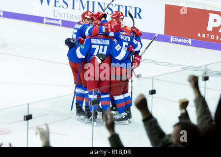 Krefeld, Deutschland. 11 Nov, 2018. Eishockey: Deutschland Cup, Schweiz - Russland, 3.Spieltag. Russische Spieler sind glücklich nach dem Ausgleich zum 2:2. Credit: Marcel Kusch/dpa/Alamy leben Nachrichten Stockfoto