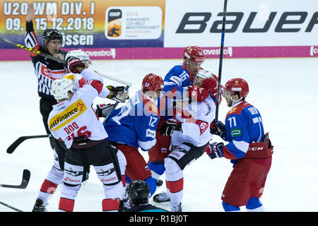 Krefeld, Deutschland. 11 Nov, 2018. Eishockey: Deutschland Cup, Schweiz - Russland, 3.Spieltag. Schweizerische und Russische Spieler kämpfen auf dem Gericht. Credit: Marcel Kusch/dpa/Alamy leben Nachrichten Stockfoto