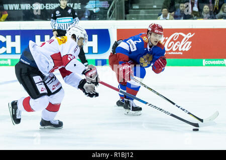 Krefeld, Deutschland. 11 Nov, 2018. Eishockey: Deutschland Cup, Schweiz - Russland, 3.Spieltag. Schweizer Inti Pestoni (l) und Russlands Nikolay Demidov Kampf um den Puck. Credit: Marcel Kusch/dpa/Alamy leben Nachrichten Stockfoto