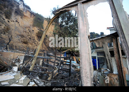 Malibu. 10 Nov, 2018. Foto an November 10, 2018 zeigt, bleibt der Bau durch Feuer in Malibu, Kalifornien, in den Vereinigten Staaten vernichtet. Credit: Li Ying/Xinhua/Alamy leben Nachrichten Stockfoto